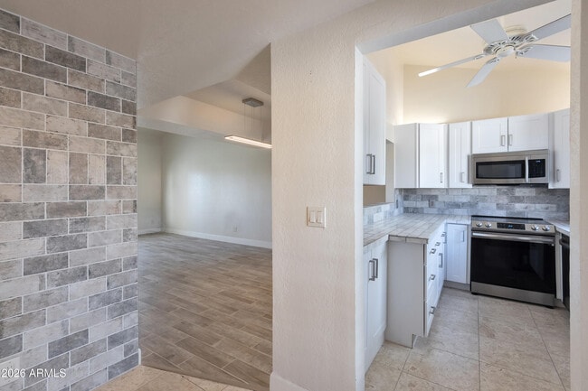 Building Photo - 2931 E Rose Ln