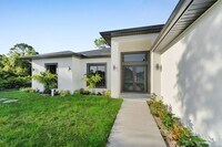 Building Photo - 636 Ladd St