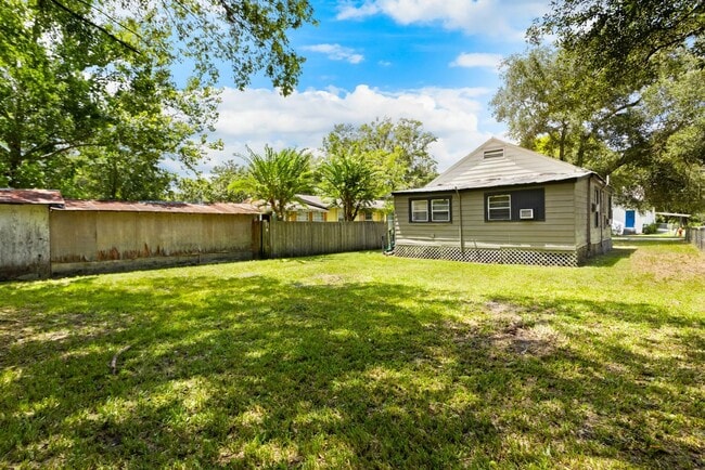 Building Photo - Spacious 3bdrm/1bath Home with large yard ...