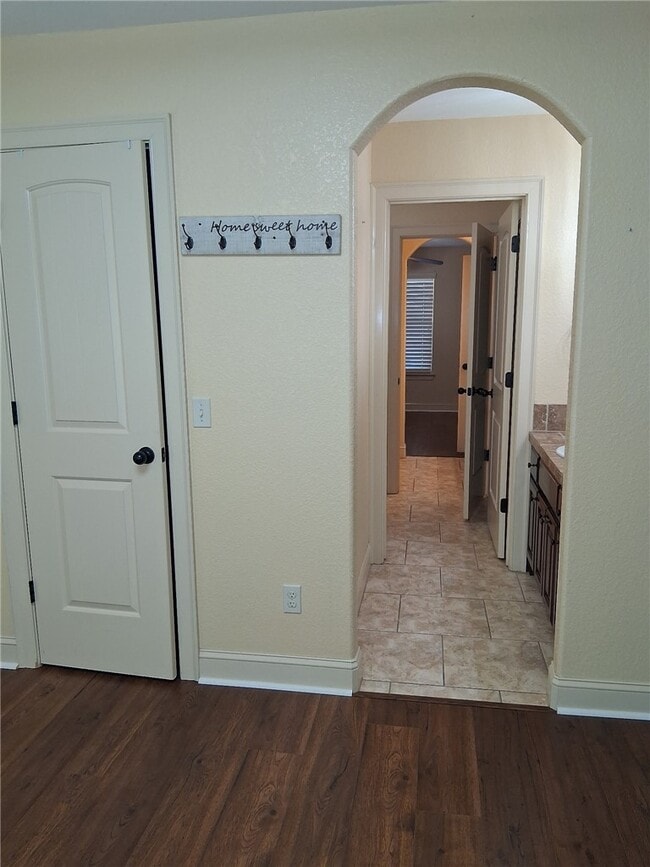 Building Photo - 3864 W Providence Dr