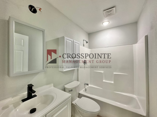 Building Photo - AVAILABLE! Stylish 1-bedroom, 1-bath town home!