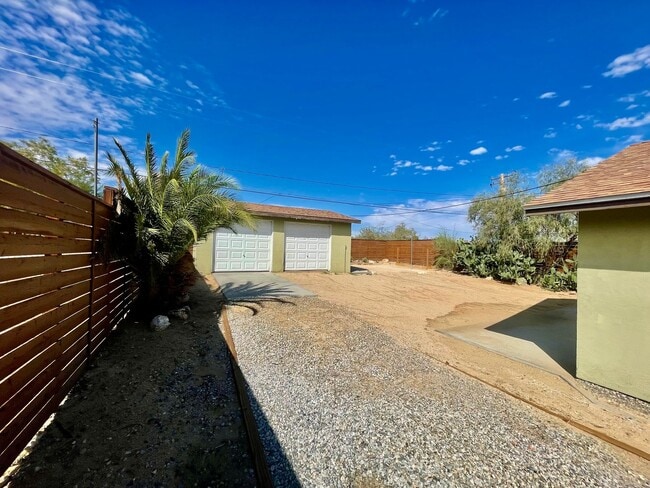 Building Photo - Joshua Tree home with views, views, views....