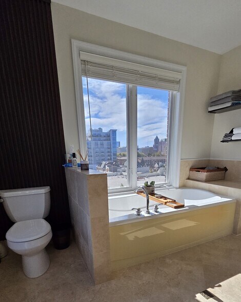 Building Photo - 1515 N Van Buren St