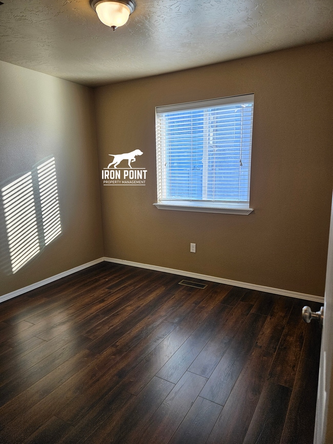 Building Photo - 3bed/2bath home w/bonus room, 2 car garage, fenced yard, and landscaping included.