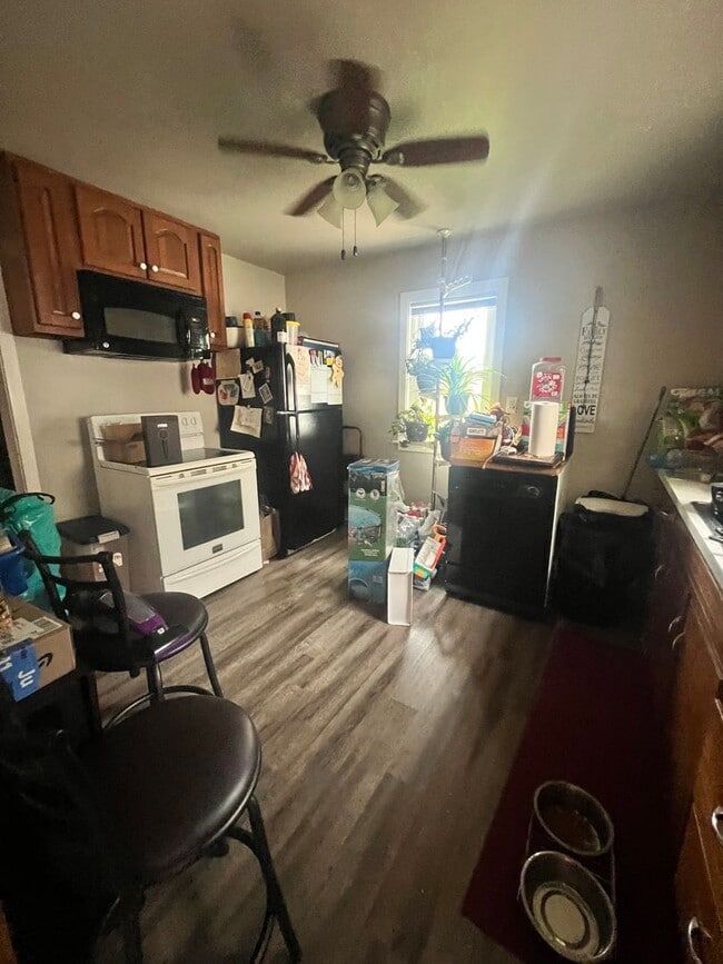 Building Photo - 3 bedrooms, 1 bathroom, 2 stall tandem garage