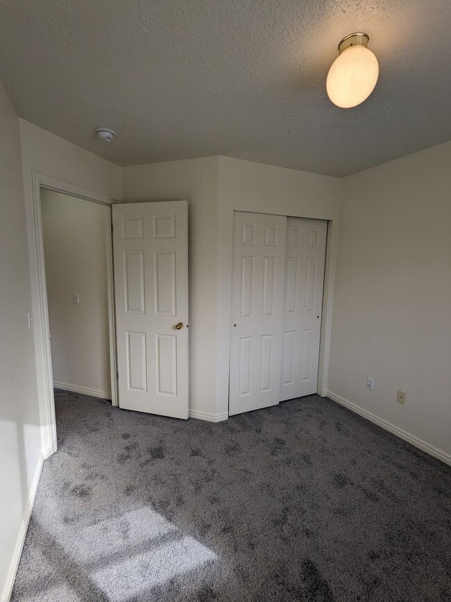 Building Photo - Layton 3 Bed Townhome with Garage & Fenced Yard – 2 Weeks Free!