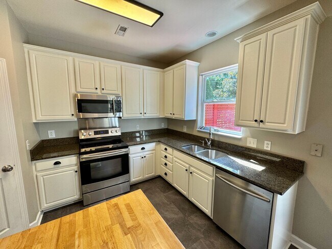 Building Photo - 3 Bed, 2 Offices, 2.5 Bath w/ 2 Car Garage in McKays Mill