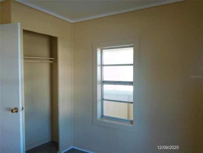 Building Photo - 808 S 5th Ave