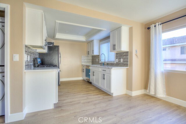 Building Photo - 313 S Almansor St