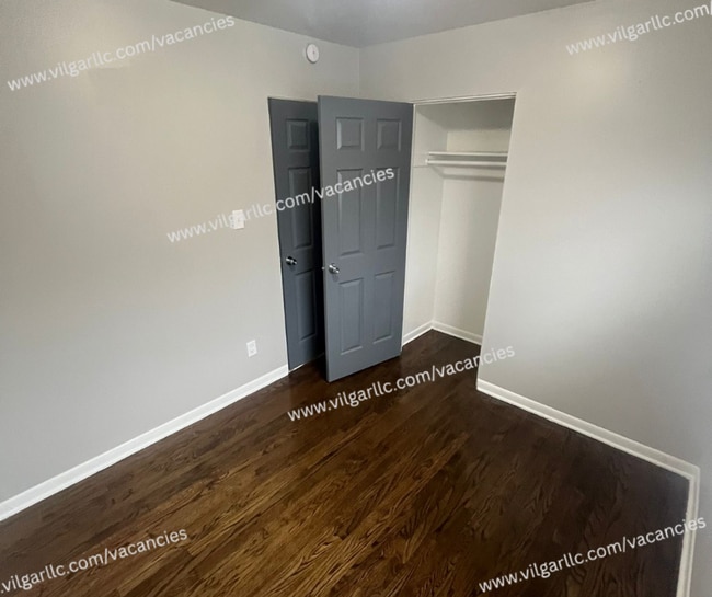 Building Photo - 3 Large Bedrooms • 1 Bathroom home in Gary...