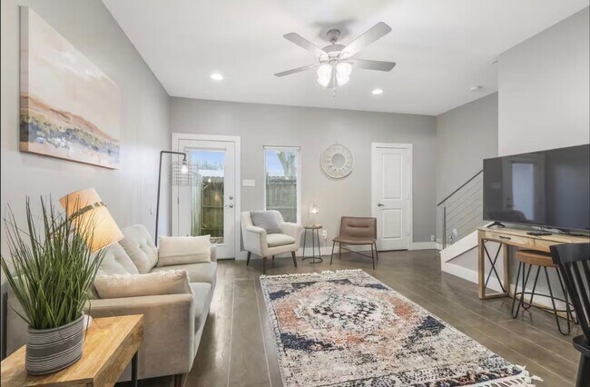Building Photo - 113 Bayou St