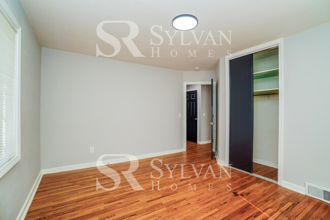 Building Photo - Comfortable living in this 2 BR, 1.5 BA home