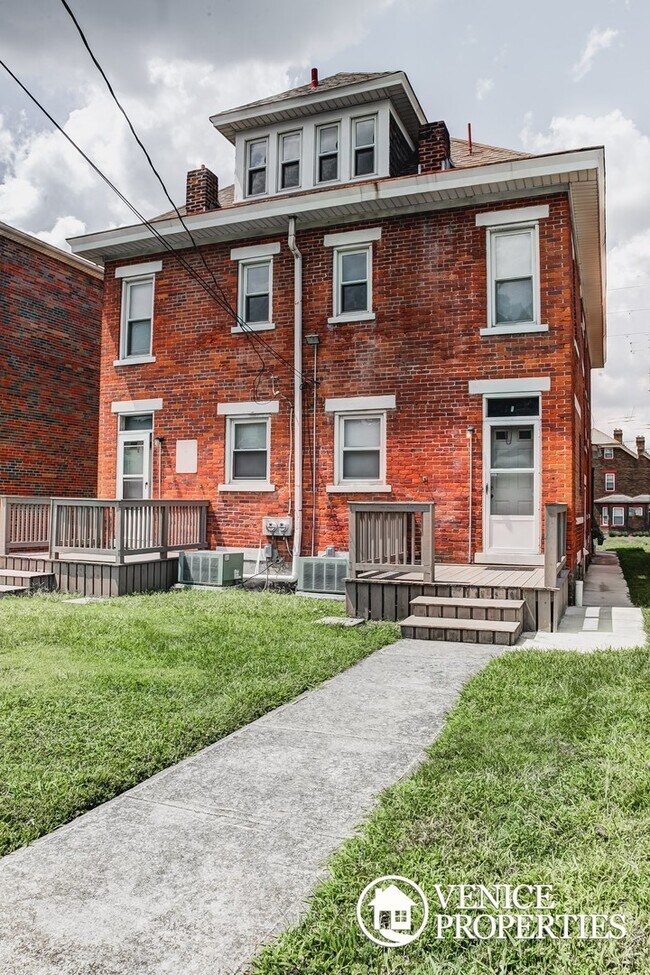 Building Photo - 2166 Summit St