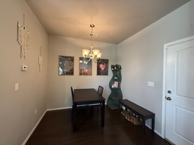 Building Photo - Gorgeous 2 Bed 3 Bath Townhome Right off the Powers Corridor!!