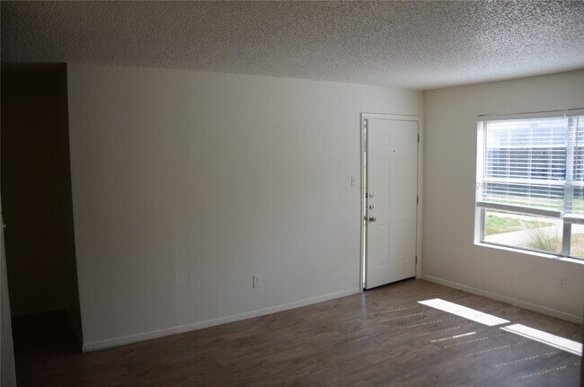 Building Photo - 448 N Joekel Ave