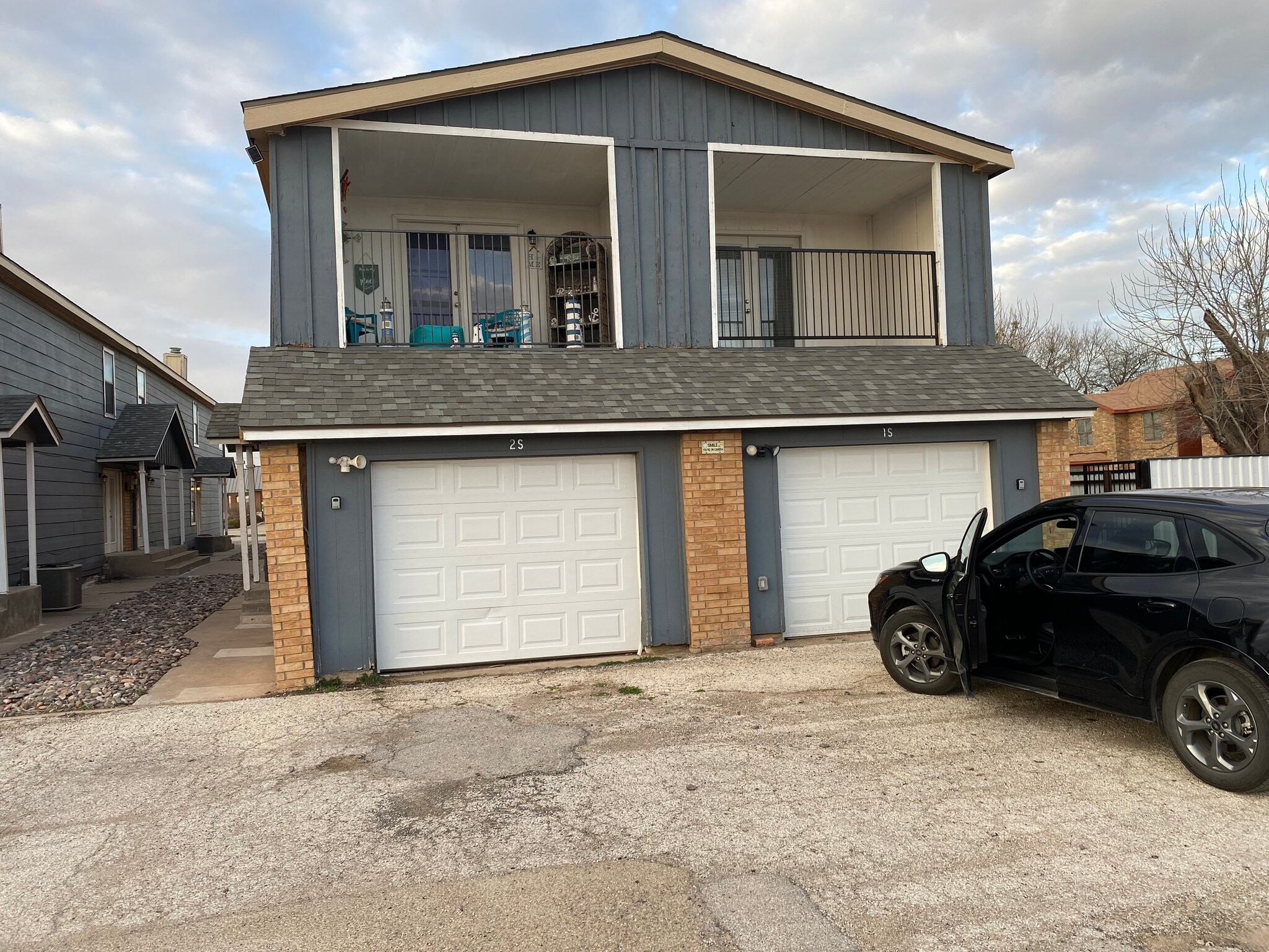 Building Photo - 3 Amanda