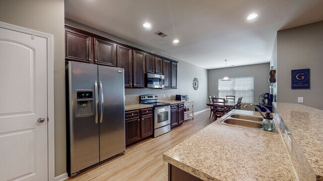 Building Photo - 3 bedrooms, 2 bathrooms in the City of Ric...
