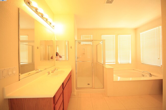 Building Photo - 1516 Whispering Oaks Way