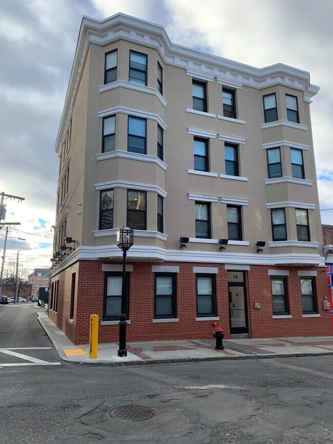 Building Photo - CHELSEA/BOSTON NO BROKER OR RENTAL FEES !!...
