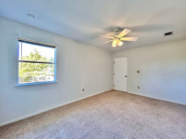 Building Photo - Spacious 4/BR 3.5/BA Two-Story Home with P...