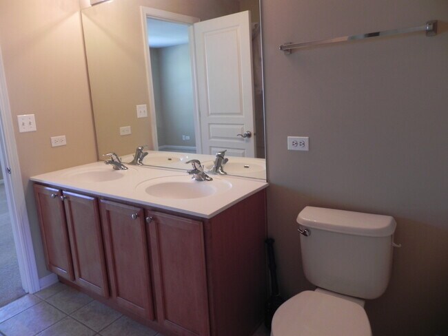 Building Photo - 1137 Reserve Dr