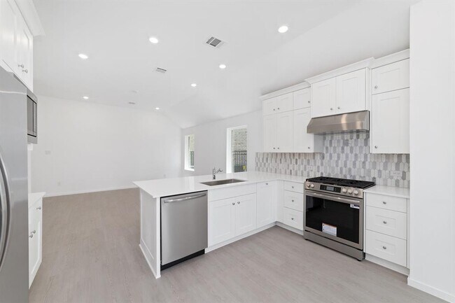 Building Photo - 27619 Village Cir Dr