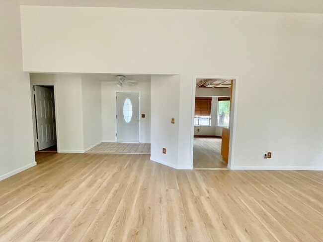 Building Photo - Welcome to this charming single-story home...