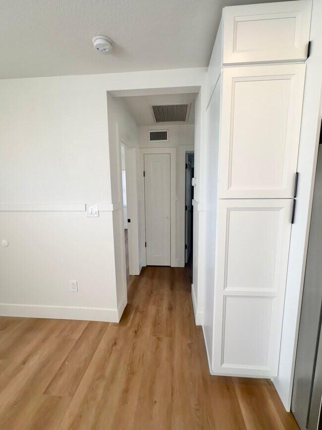 Building Photo - 1050 Nokomis St