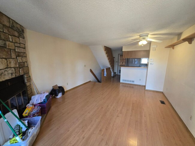 Building Photo - 2 Bedroom Townhouse with Unfinished Baseme...