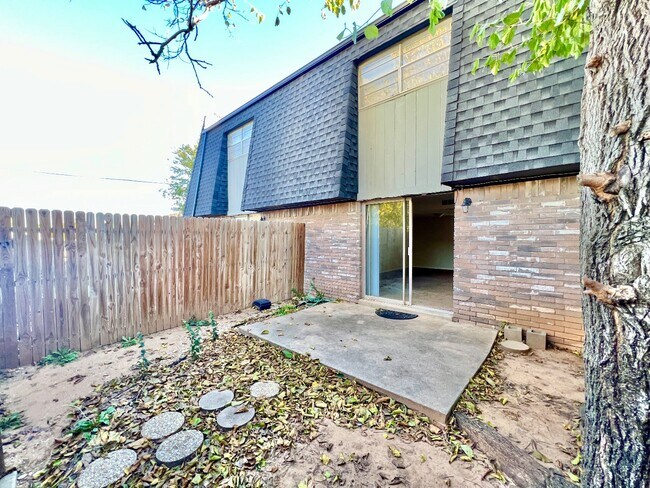 Building Photo - 1215 Lakecrest Dr