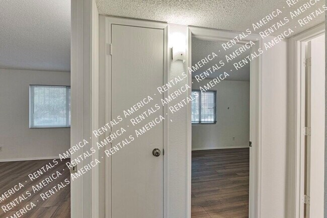 Building Photo - 749 E 6th St