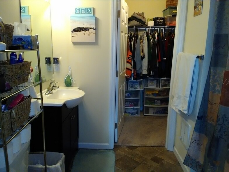 Master full bathroom with walk in closet - 1 E. Main St.