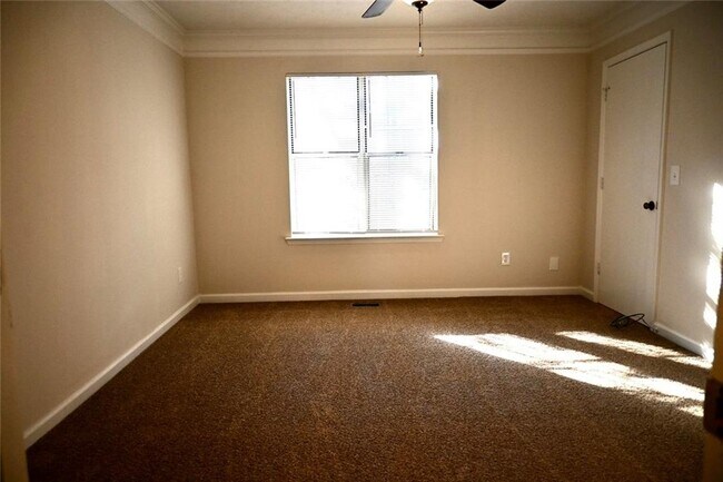 Building Photo - 1851 Grant Ct