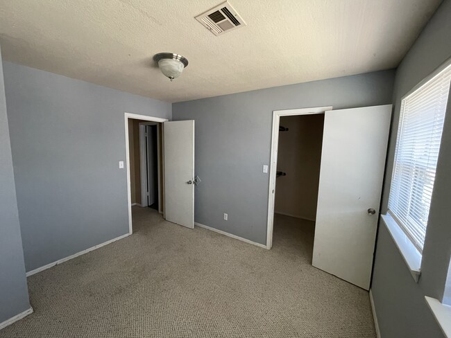 Building Photo - 1901 E Lindsey St