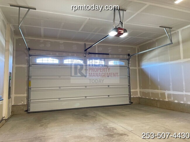 Building Photo - Gorgeous 2 Bedroom in 55+ Community!