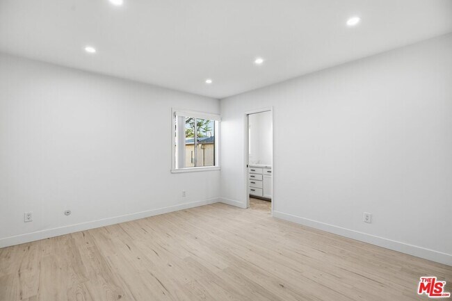 Building Photo - 13025 Moorpark St