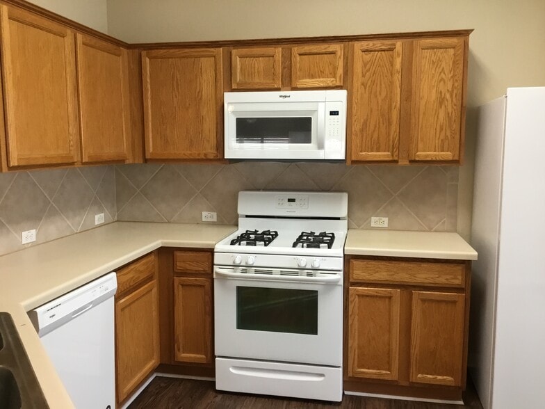 Building Photo - 275 Goldenrod St