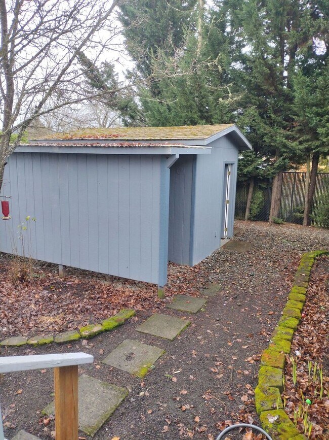 Building Photo - 4-bedroom 2 bath home with yard & garage