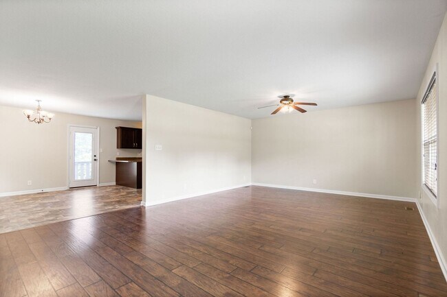 Building Photo - Large home in Hazelwood Area
