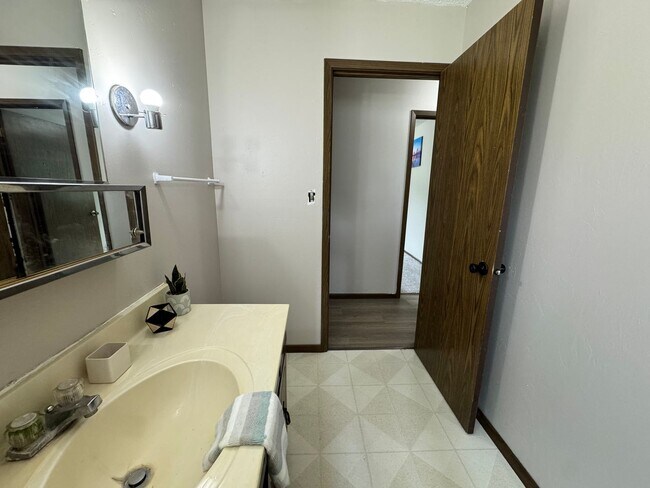 Building Photo - 3 bed, 1.5 bath duplex for rent in Cedar Falls