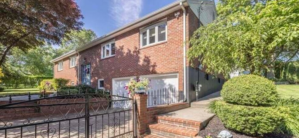 Primary Photo - 21 Rowe St