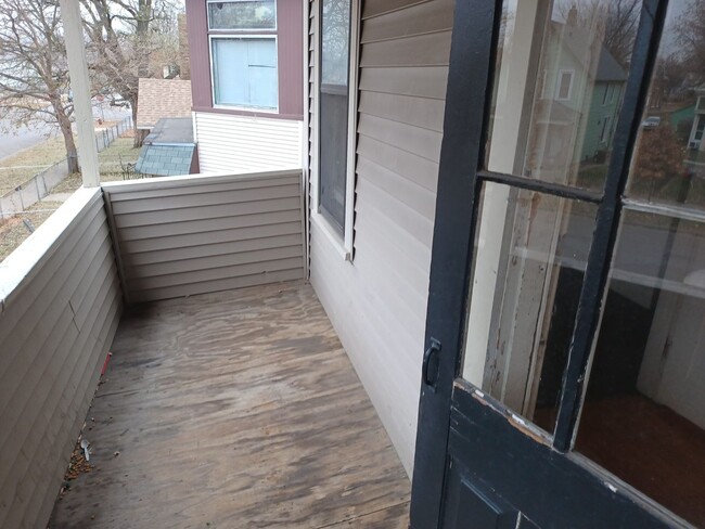 Building Photo - 719 Edmund Ave W