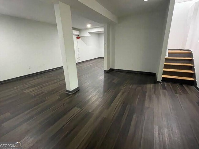 Building Photo - 185 Glenrose Cir SW