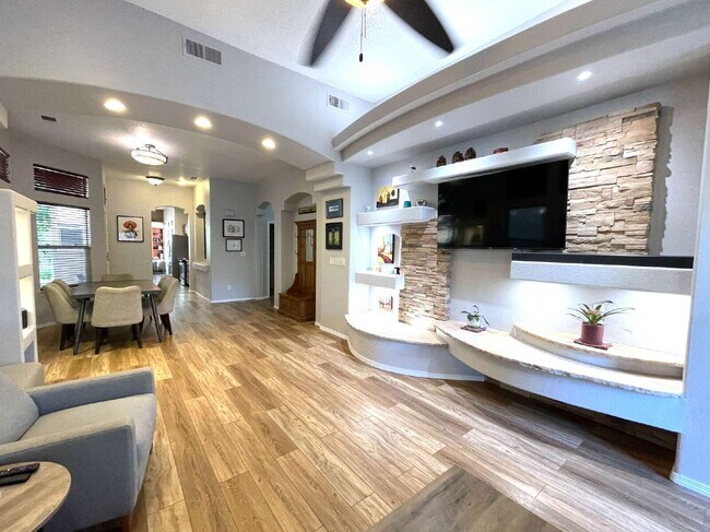 Building Photo - High Desert Beauty! Community Pool!