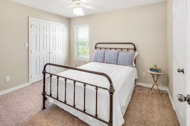 Building Photo - 9803 Risky's Ranch Dr