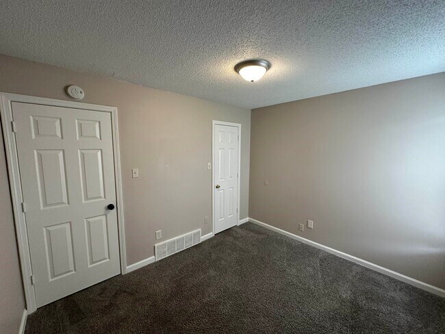 Building Photo - 3812 Clarion Dr