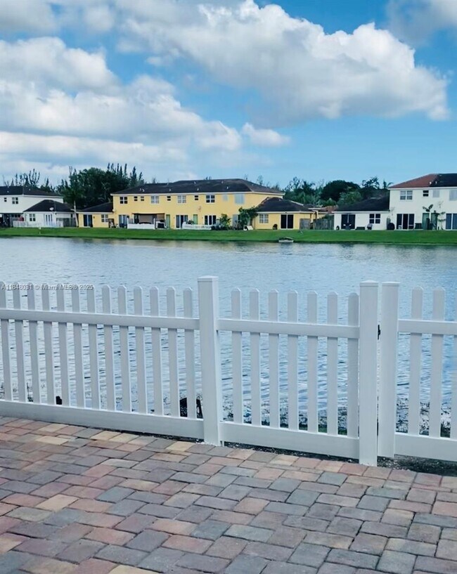 Primary Photo - 949 NE 42nd Ave