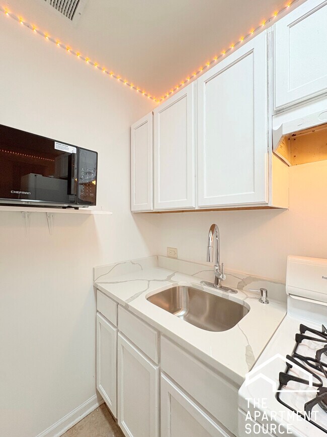 Building Photo - 1900 S Throop St