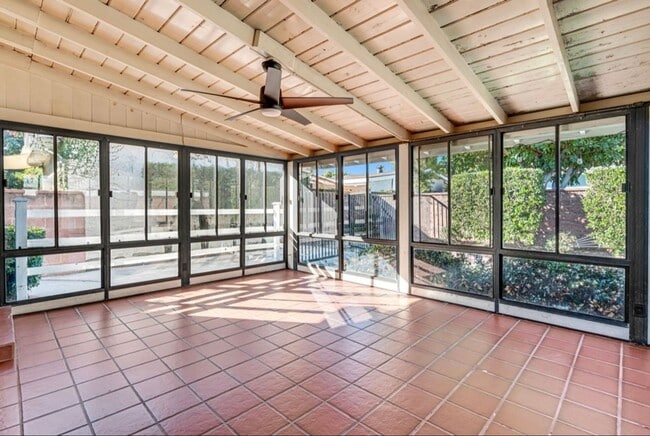 Building Photo - Gorgeous Remodeled 3 Bedroom 2 Bath Pool H...