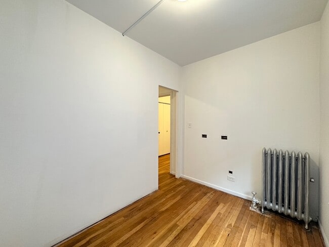 Building Photo - 933 W Sunnyside Ave